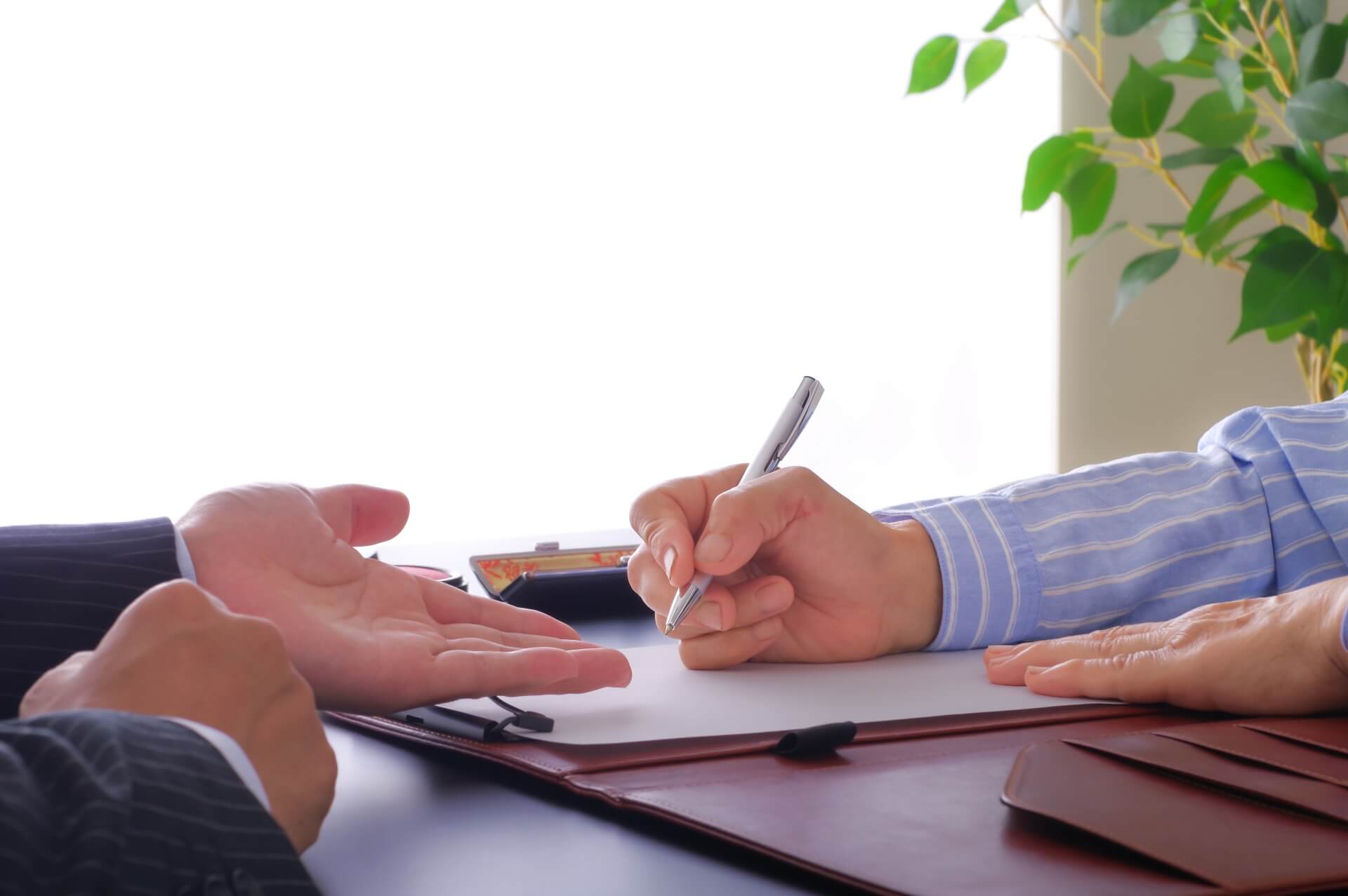 書類の書き方に迷うお客様をご支援するイメージ